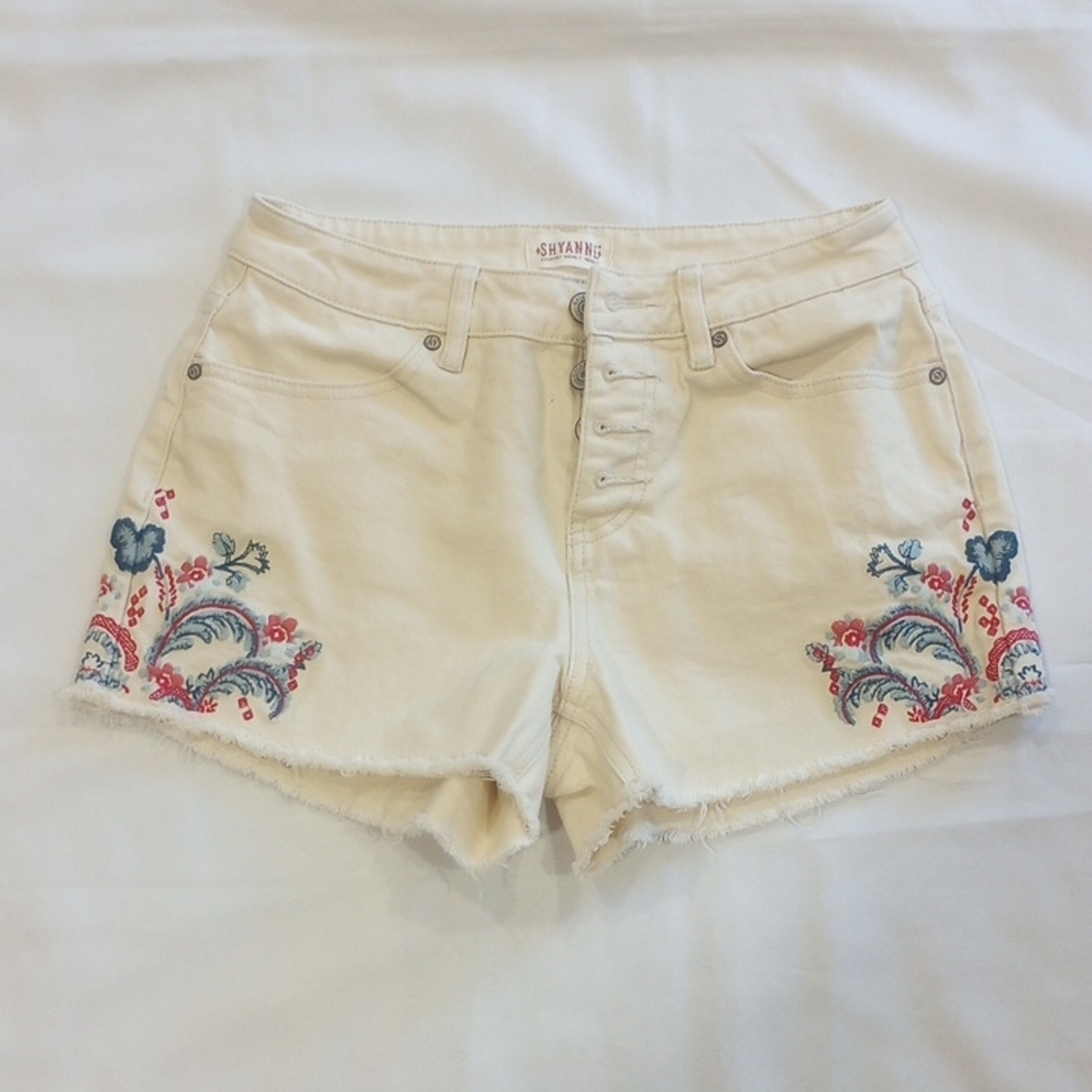 SHYANNE Country Wear. Women's Embroidered Cream Shorts.